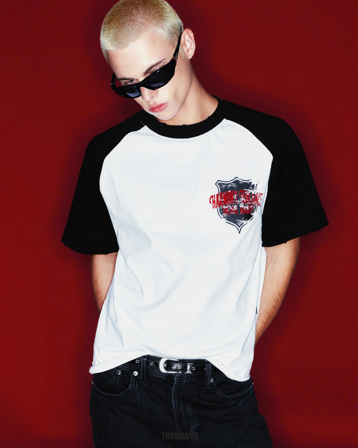 THBB BOXY RAGLAN HARMONY - BADGE - WHITE + BLACK